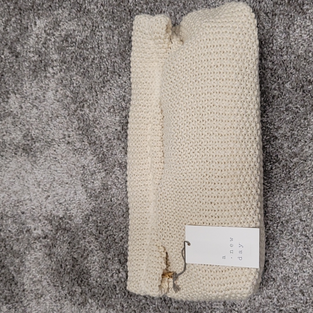 Off-white clutch